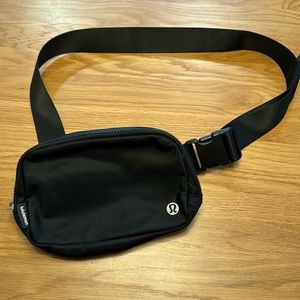 Black Lululemon Everywhere Beltbag 1L